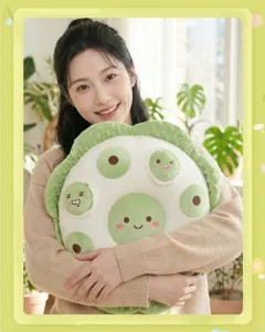 Grazioso cuscino di peluche verde con fori di bambola, morbido cuscino da divano antistress.