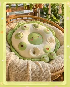 Comodo cuscino in peluche verde con simpatiche bambole staccabili per una decorazione rilassante.