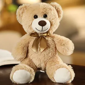 Simpatico orsacchiotto di peluche primo piano, morbida bambola per regalo di sonno.