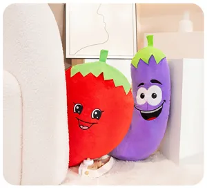 Vista dettaglio cuscino peluche frutta carina, tessuto morbido e espressione ricamata per deco.
