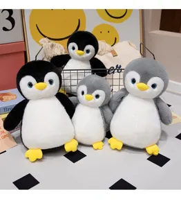 Vista detallada de lindos juguetes de peluche de pingüino brillante, muñecos de peluche.