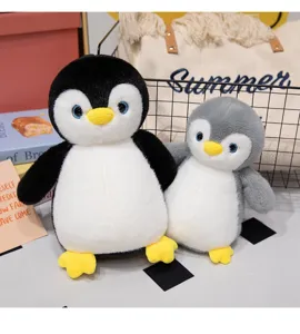 Vista detallada de bonitos peluches de pingüino, suave muñeca de peluche y regalo encantador.