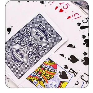 Jeu de cartes standard avec design de dos classique et index clairs, idéal pour les soirées.