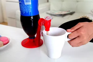 Κόκκινος πλαστικός ανεστραμμένος διανομέας ποτών για μπουκάλια σε λεπτομέρεια