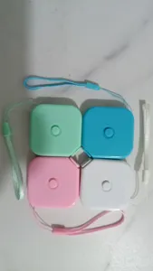 Primo piano di mini metri a nastro quadrati colorati con cordino in quattro tonalità.