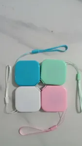 Mini metro a nastro quadrato portatile in colori pastello con cordino per sartoria.