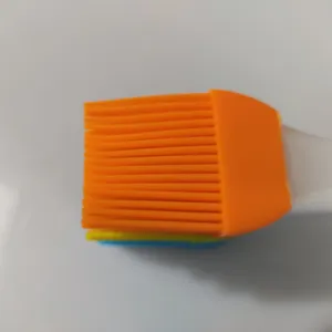 Detalle de brocha de silicona para repostería, pincel de cocina resistente al calor.