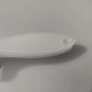 Detalle del mango del pincel de silicona para repostería, herramienta de cocina blanca.