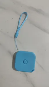 Metro quadrato retrattile portatile in colore blu con comodo laccetto per uso quotidiano.