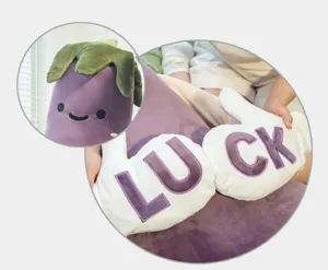 Schönes Auberginen Plüschkissen und LUCK Buchstaben Kuschelpuppe Set, ideal zum Schlafen.
