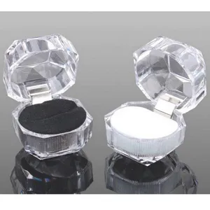 Detailansicht der klaren Acryl Ringbox mit schwarz-weißen Schaumstoffeinsätzen und Scharnier.