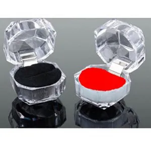 Transparente Acryl Ringbox Detailansicht, mit achteckigem Design und samtartigem Inlay.