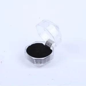 Transparente hexagonale Ringbox aus Acryl mit schwarzem Samteinsatz fuer Schmuckverpackung.