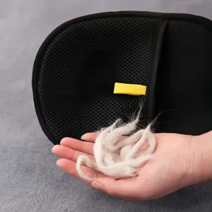 Honden haarverwijdering handschoen detail met haar op hand, reinigingsmiddel voor tapijt.