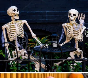 Lebensgroße Halloween-Skelette an einem Gartentisch für eine gruselige Partydekoration im Freien