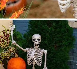 Detailansicht eines lebensgroßen Halloween-Skelett-Requisits in einem Garten mit Kürbis