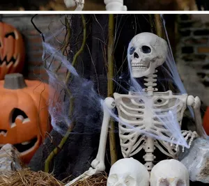 Detaillierte Nahaufnahme eines Halloween-Skelett-Requisits für die Partydekoration mit Spinnweben
