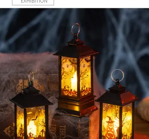 Vista dettagliata di tre lanterne di Halloween luminose con motivi di zucca e fantasmi