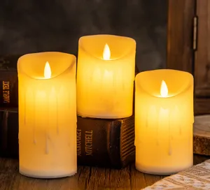 Gros plan de trois bougies LED vacillantes avec texture de cire coulante réaliste