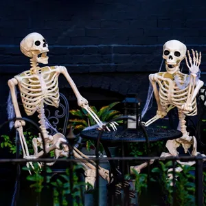 Lebensgroße bewegliche Skelette am Tisch für eine gruselige Halloween-Dekoration