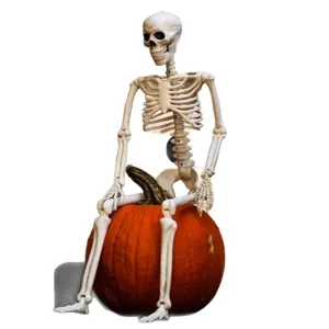 Realistische Halloween Skelettfigur auf einem großen orangefarbenen Kürbis Dekoration