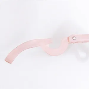 Draagbare opklapbare kledinghanger in roze, compact reisaccessoire voor de studentenkamer.