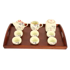 Service à thé en céramique traditionnelle avec plateau en bois, motif floral pour maison.