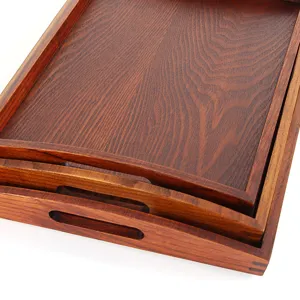 Plateau de service en bois de qualite superieure avec poignees rectangulaire empilable.