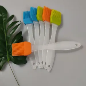 Detalle de brocha de silicona para repostería, juego colorido para barbacoa y cocina.