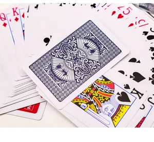 Vue de détail rapprochée de cartes à jouer au design floral bleu classique et figures de cartes.