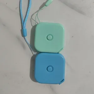 Metro a nastro quadrato retrattile in colore caramella nordico con cordino, strumento portatile.