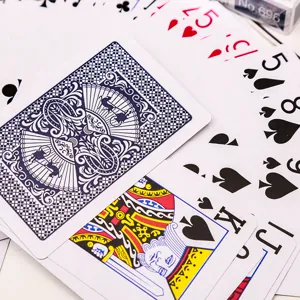 Cartes à jouer standard de haute qualité avec un design de dos bleu créatif pour poker.