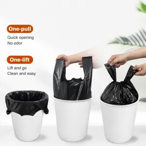 Sacchetto della spazzatura nero stile gilet per cucina con manici e chiusura rapida.
