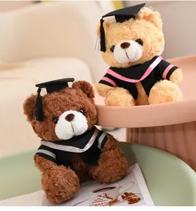 Detailansicht des süßen Plüsch-Teddybären mit Doktorhut und feiner Absolventenrobe.