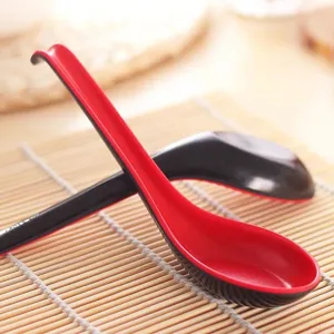 Cucharas de sopa de melamina en negro y rojo, ideales para restaurantes y uso diario.