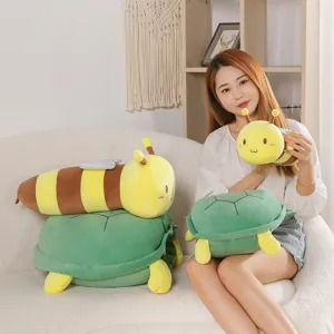 Détail de la peluche de carapace de tortue portable avec coussin doux et moelleux.
