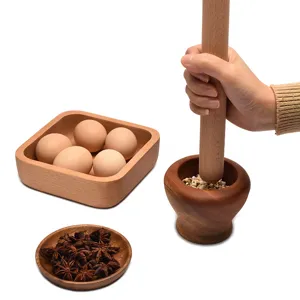 Set di utensili da cucina in legno con mortaio, pestello e ciotole per uso domestico.