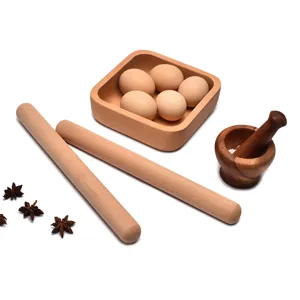 Set di mattarello in legno di faggio e strumenti da cucina per la preparazione di dolci e pane.