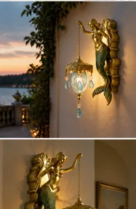 Künstlerische Meerjungfrau-Wandlampe mit blauem Glasschirm, Goldfinish und Kristalltropfen