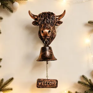 Detalle de timbre vintage de bronce con vaca Highland y placa Welcome grabada