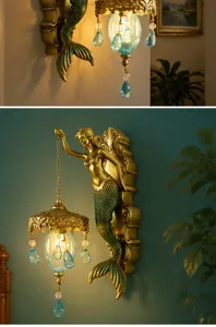 Vintage Wandleuchte im Meerjungfrau-Stil mit blauem Glas und goldenen Harz-Details.