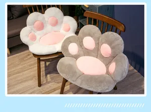 Detaillierte Ansicht des Katzenpfoten Plueschkissen mit weicher Textur und rosa Pfoten fuer Sofa.