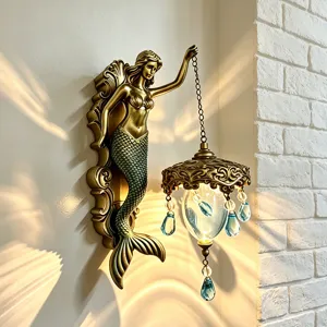 Exquisite antike Meerjungfrau-Wandlampe aus Harz mit blauen Glastropfenanhängern