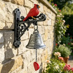 Elegante rode kardinaal herdenkings tuinglock met sierlijke muurbeugel en hartclapper