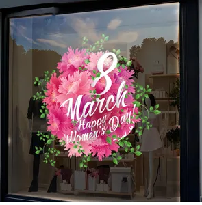 Adesivo floreale rosa per finestra per la Festa della Donna 8 marzo su una vetrina