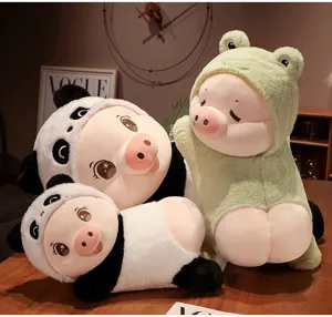 Vista detallada de lindos cerdos de peluche panda y rana sobre fondo de mesa de madera.
