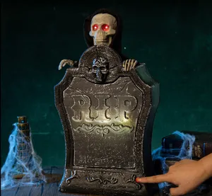 Lápida de Halloween espeluznante con ojos brillantes y detalle de esqueleto