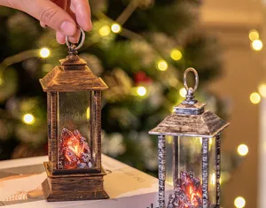 Détail rapproché d'une lanterne LED vintage avec un effet de feu de cheminée simulé