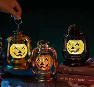 Trois lanternes citrouilles d'Halloween lumineuses sur des livres anciens