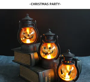 Détail de trois lanternes citrouille rétro d'Halloween brillant sur des livres anciens.